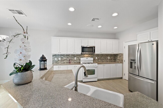 Building Photo - Southwest 3 bedrooms 2.5 bathrooms