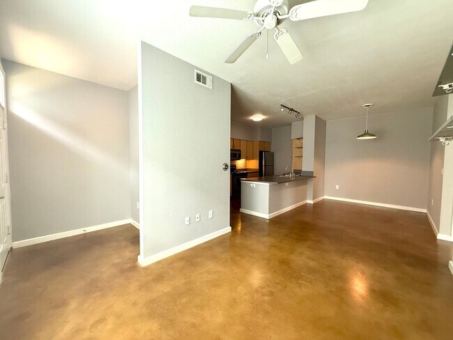 Building Photo - 1/1 with a garage!  Available for immediat...