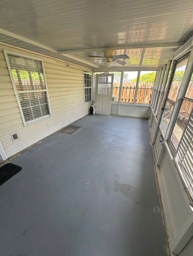 Building Photo - 2 Bedroom Townhome Conveniently Located in...