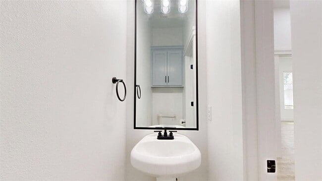 Building Photo - 4867 N Oakland Ln