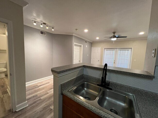 Building Photo - 202 E South St