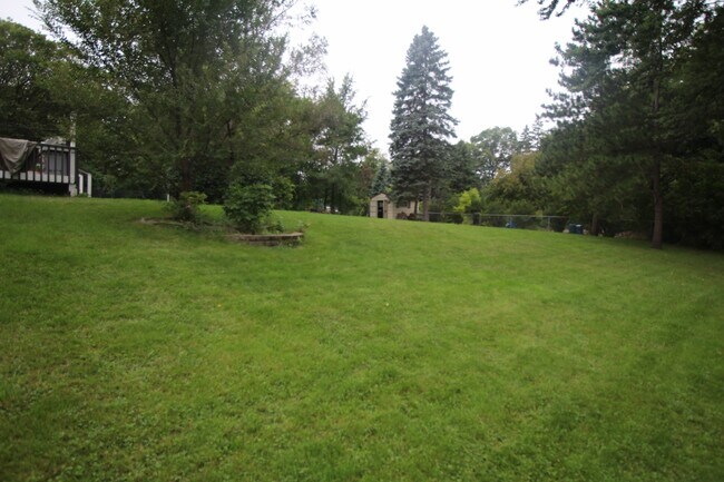 Building Photo - Beautifully updated 'Tonka rental available! 3 beds 2 baths in Royal Hills!