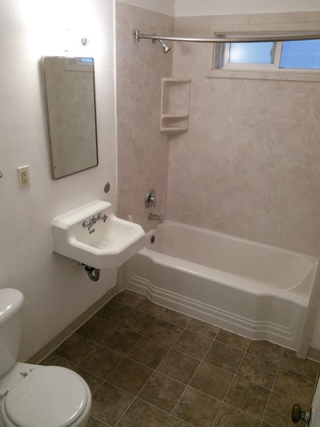 Building Photo - (837) 27th Street Apartments - 1 Bedroom /...
