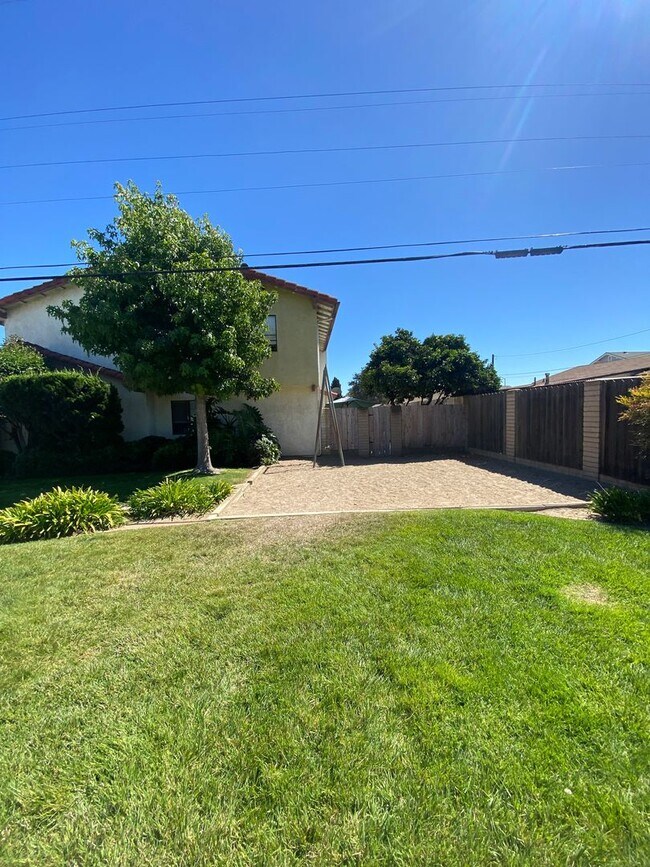 Building Photo - Large Centrally Located Two Story Condo wi...