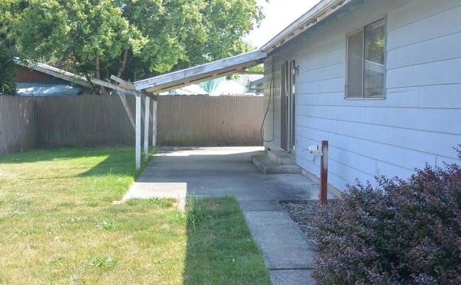 Building Photo - 1105 N Parkway Ave