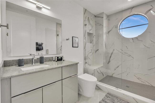 Building Photo - 2100 Miami Rd