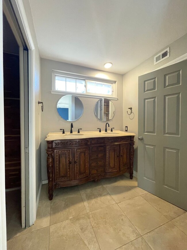 Building Photo - Live in Style in the Heart of Camarillo!
