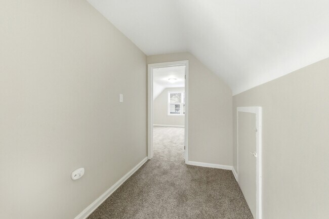 Building Photo - 3360 Edgeworth St