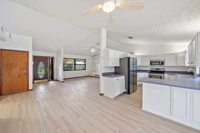 Building Photo - 489 SE Evergreen Terrace