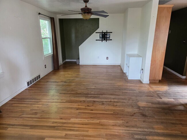 Primary Photo - Charming 4 bed 2 bath home