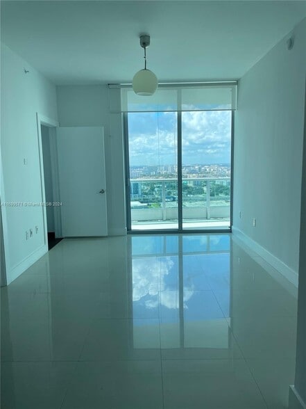 Building Photo - 900 Biscayne