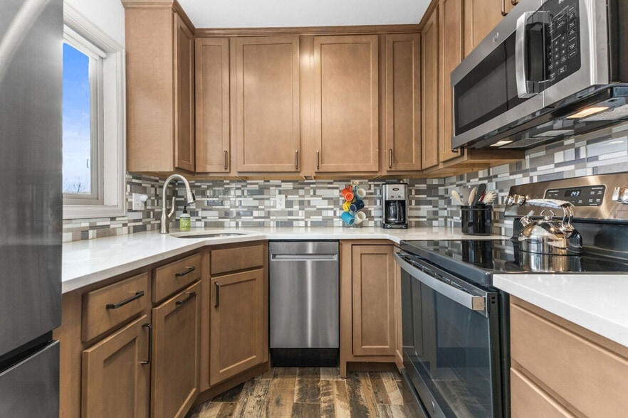 Building Photo - 3005 Village Dr