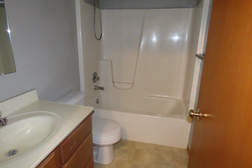 main bathroom8-5 sq feet - 2025 S Main St