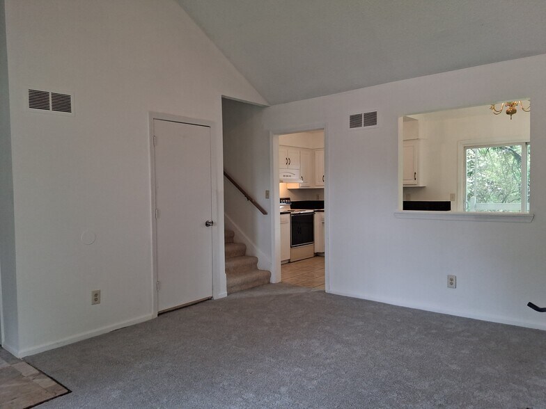 Building Photo - 146 N Saxony Dr