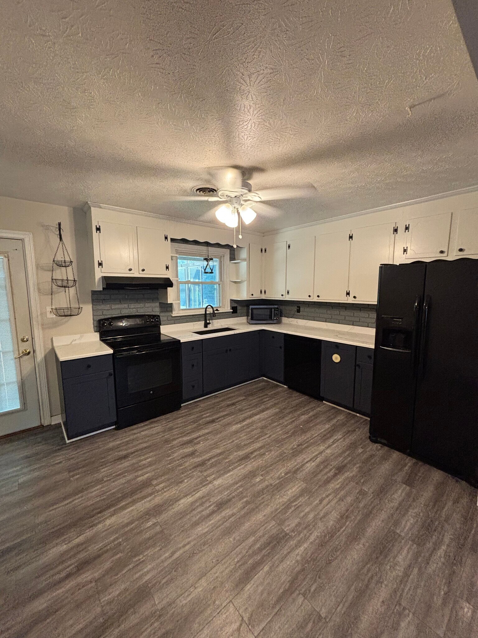 Kitchen - 2925 Stanwix Ln