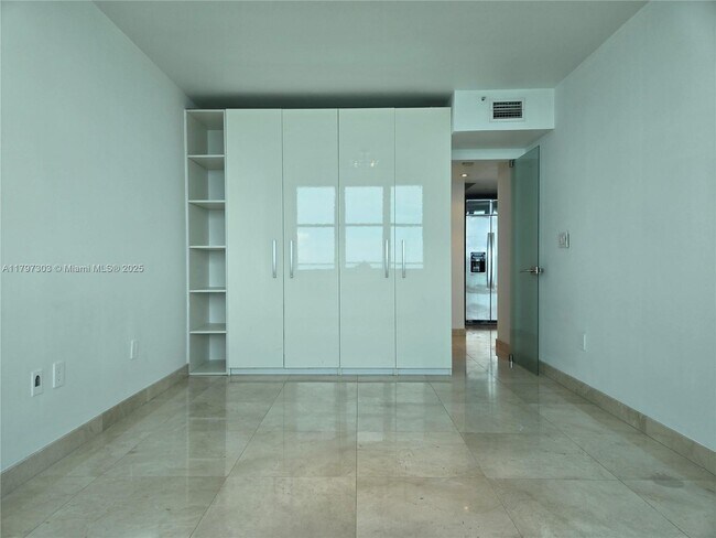Building Photo - 800 Claughton Island Dr