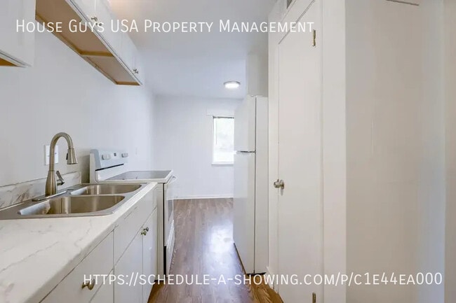 Building Photo - 15216 Bellaire Ave