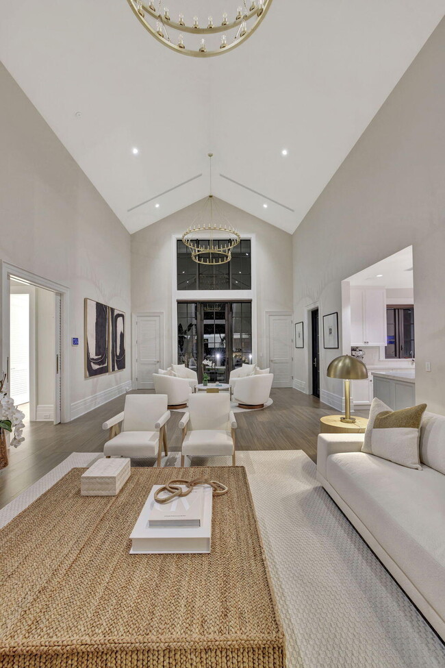 Building Photo - 400 Mola Ave