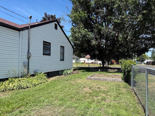 Building Photo - Audubon-Downriver Neighborhood 4 bedroom, 1 bath corner lot with large, fenced yard