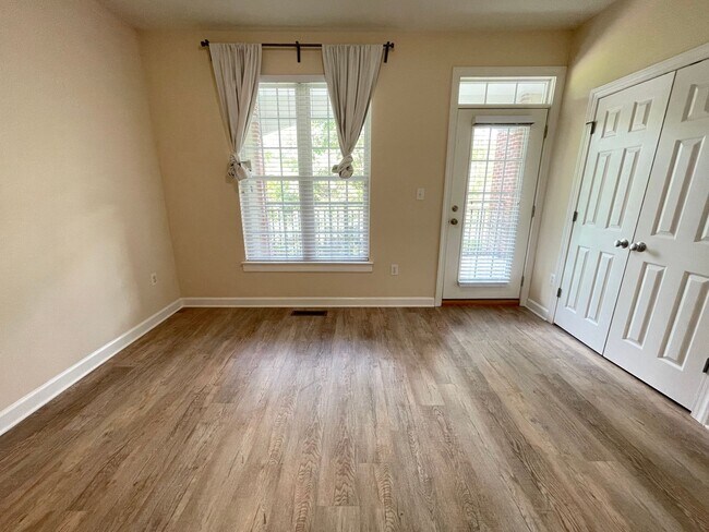 Building Photo - Wonderful location and features for this s...