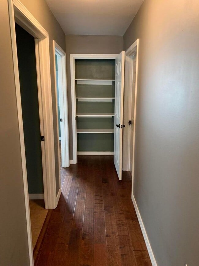 Building Photo - Come take a look at this cute 3 bedroom 1....