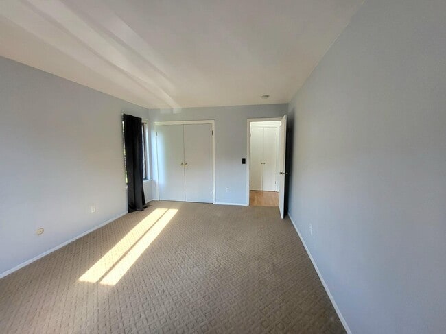 Building Photo - 128 Sycamore Dr