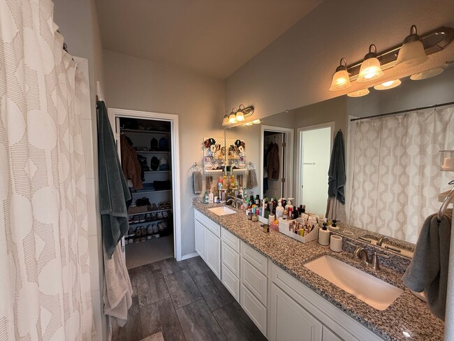 Building Photo - Gorgeous 2 Bed 3 Bath Townhome Right off the Powers Corridor!!