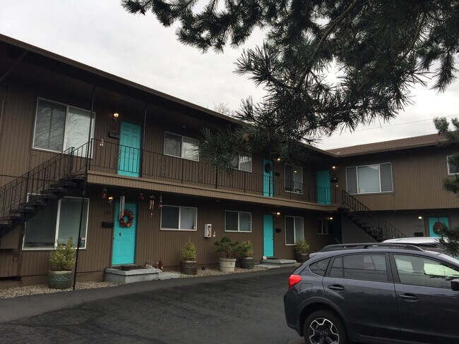 Building Photo - Upper 2 bed on Belmont! Hardwood floors, granite counters, tile in shower! All dogs welcome!