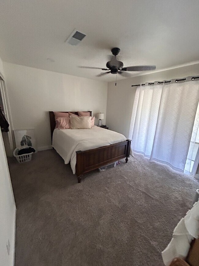 Building Photo - Space and updated in Lemoore