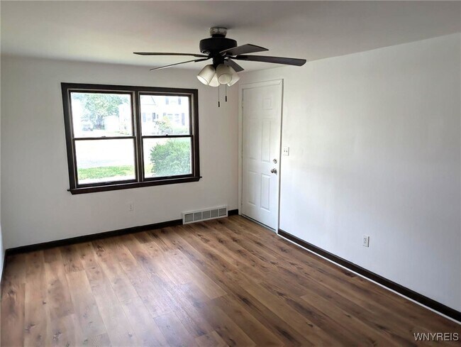 Building Photo - 881 Highland Ave