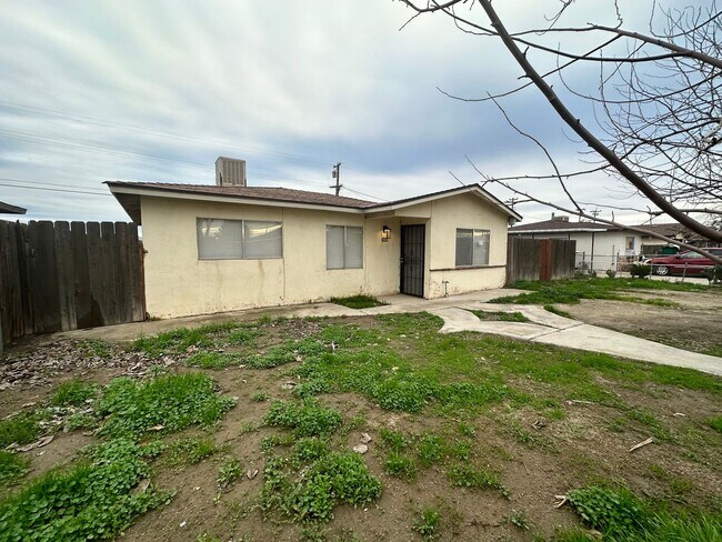 Building Photo - This cute home won't last long with a new ...