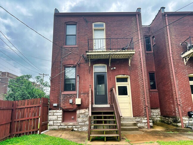 Building Photo - Charming 2-Bedroom South City Apartment with Historic Character