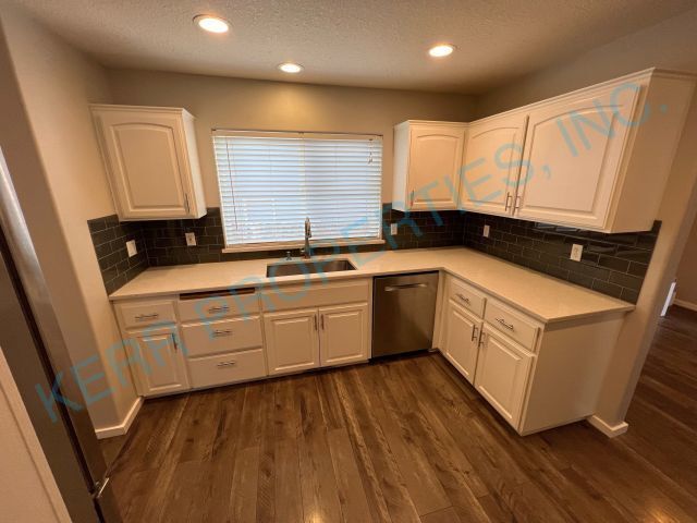 Building Photo - Charming 3-Bed Oasis with 2.5 Baths in Sandy, OR - 1215 Sq Ft of Cozy Living!