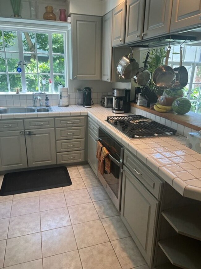 Building Photo - Beautiful, Spacious Rockridge Home!