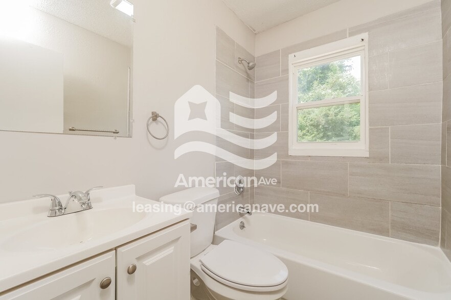 Building Photo - 904 E 84th Terrace