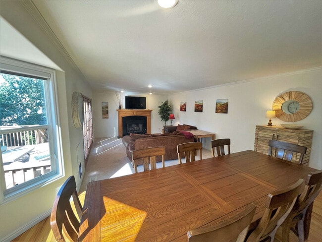 Building Photo - 2009 Sweetbriar Ln