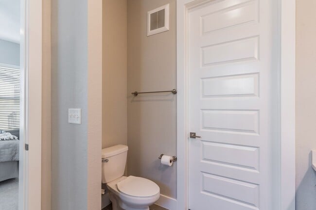 Building Photo - The Grove 2/2 Furnished
