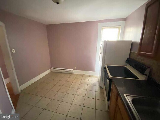 Building Photo - 1833 W Rockland St