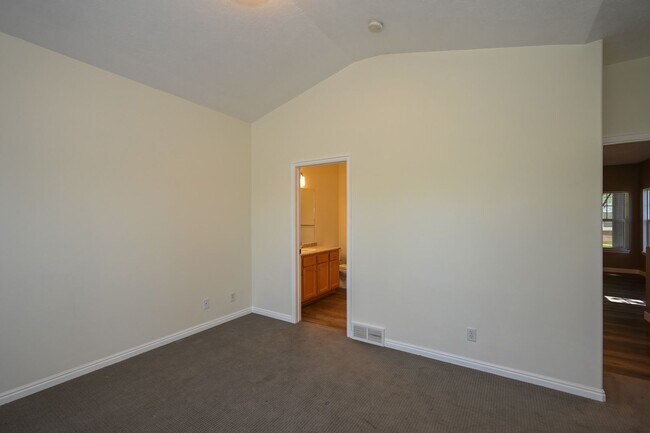 Building Photo - Stunning Row End Townhome In Excellent Loc...