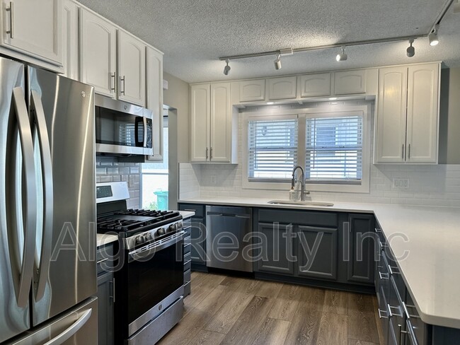 Building Photo - 3616-3616 Kipling Ave
