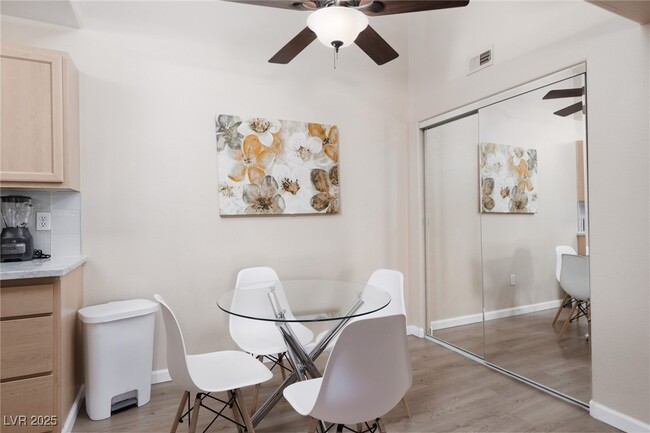 Building Photo - 950 Seven Hills Dr