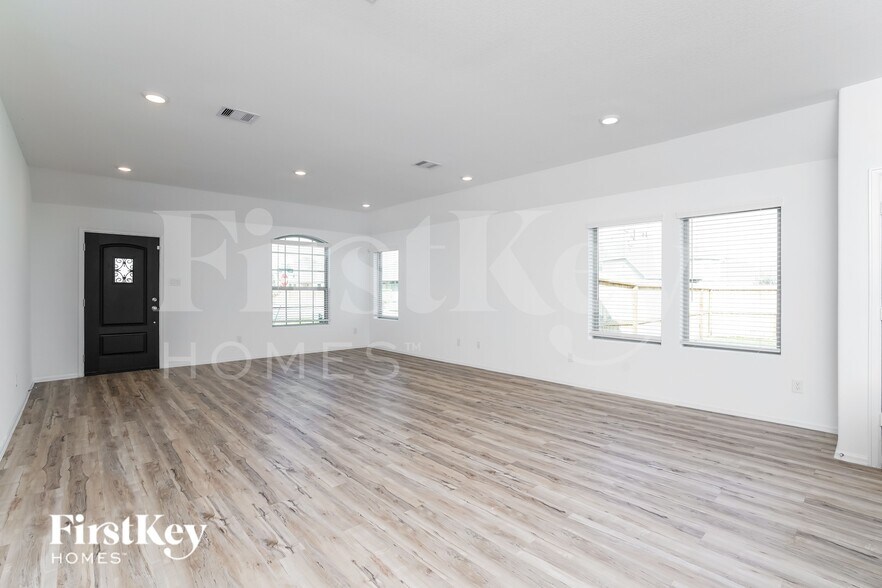 Building Photo - 7518 Oakmont Ave