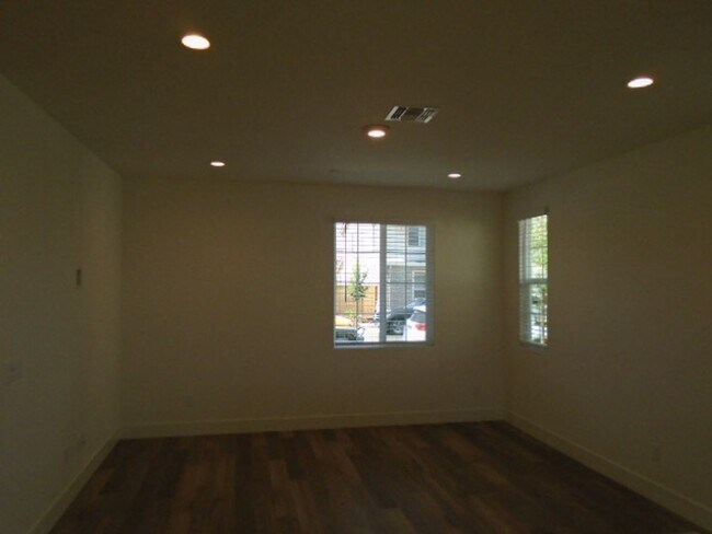 Building Photo - NEWER HOME IN LINCOLN OFF TWELVE BRIDGES!!