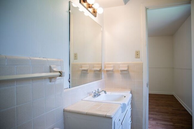 Building Photo - Available Now! 3 Bedroom 2 Bath Near TJC!