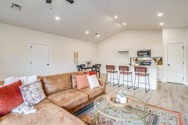 Building Photo - 521 Briarbrook Ln