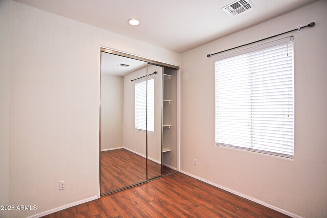 Building Photo - 1090 W Caroline Ln