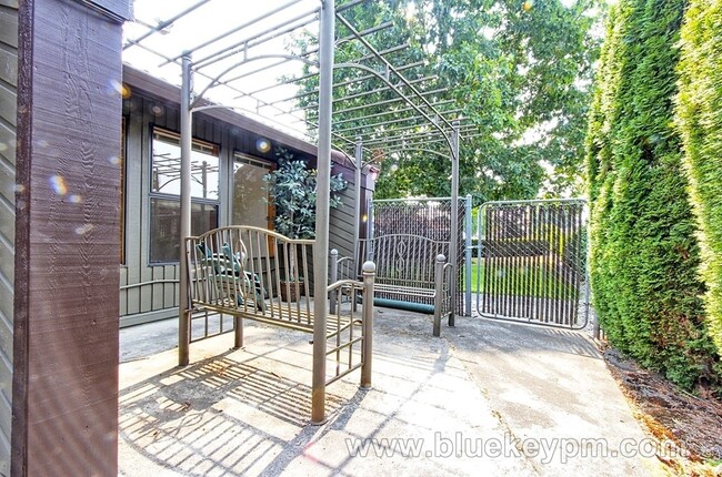 Building Photo - 2 Bed, 2 Bath Townhouse in Felida/Salmon C...