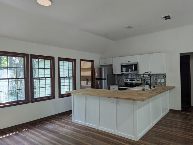 Building Photo - 3/2 : Nestled in the highly desirable Haile Plantation community