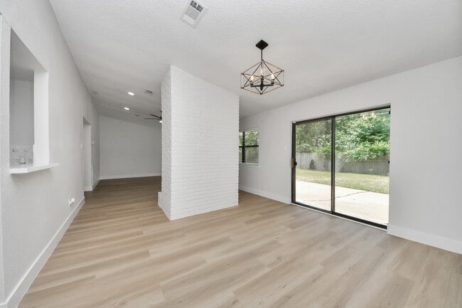 Building Photo - 7427 Willow Oak Dr