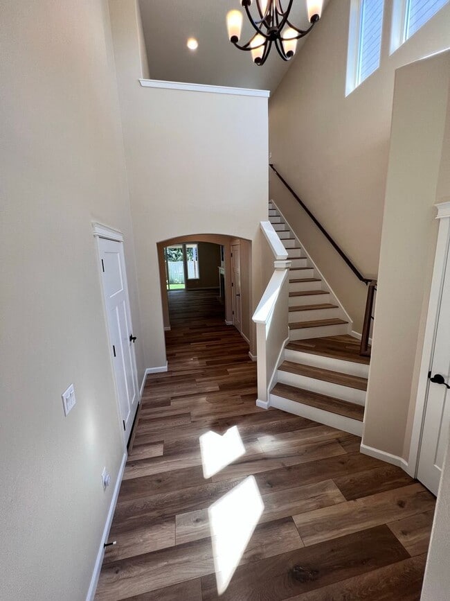 Building Photo - Stunning 5 bedroom W/Bed & Full Bath on Main Floor